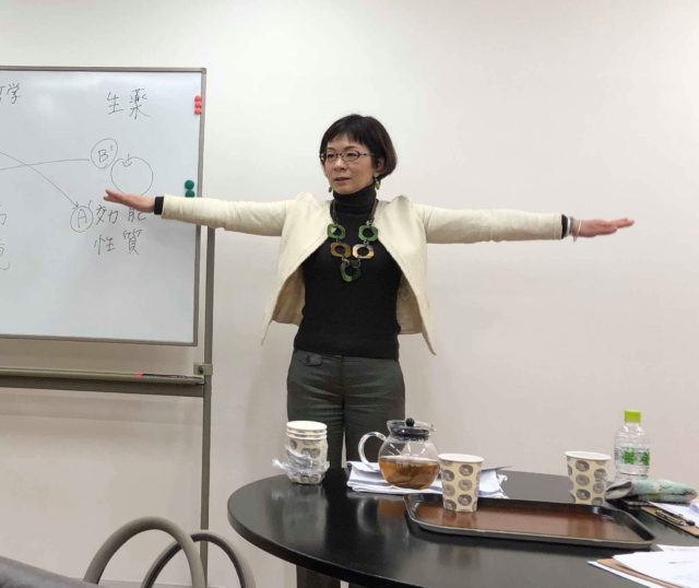 やじろべえのポーズをする講師の森澤孝美